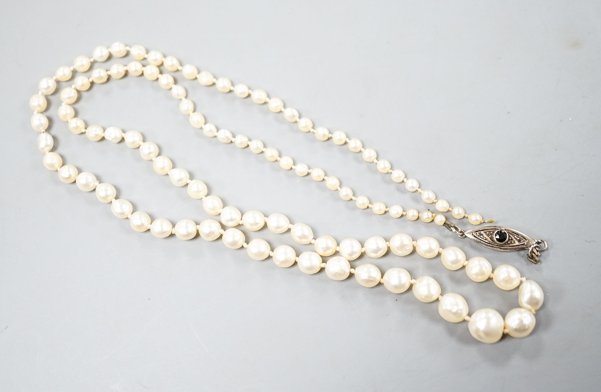 A single strand graduated baroque cultured pearl necklace, 50cm string a.f.